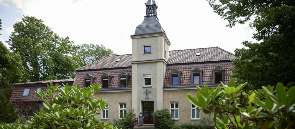 Die Abtei Sankt Gertrud, Kloster Alexanderdorf liegt mitten im Grünen.