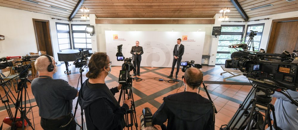 Bischof Georg Bätzing bei einem Pressestatement