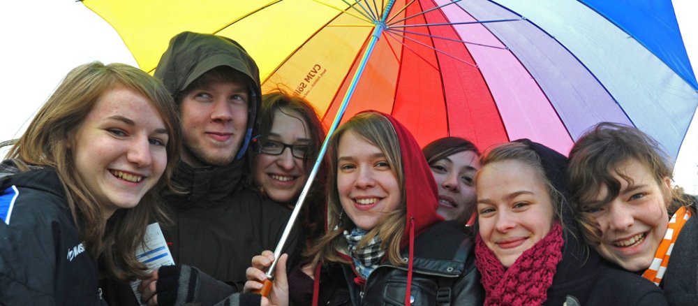 Jugendliche unterm Regenschirn