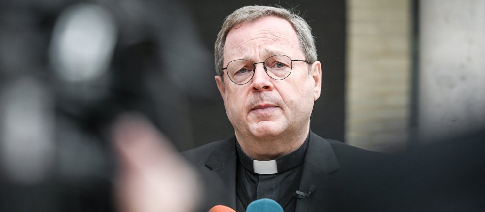 Bischof Georg Bätzing bei einem Pressestatement
