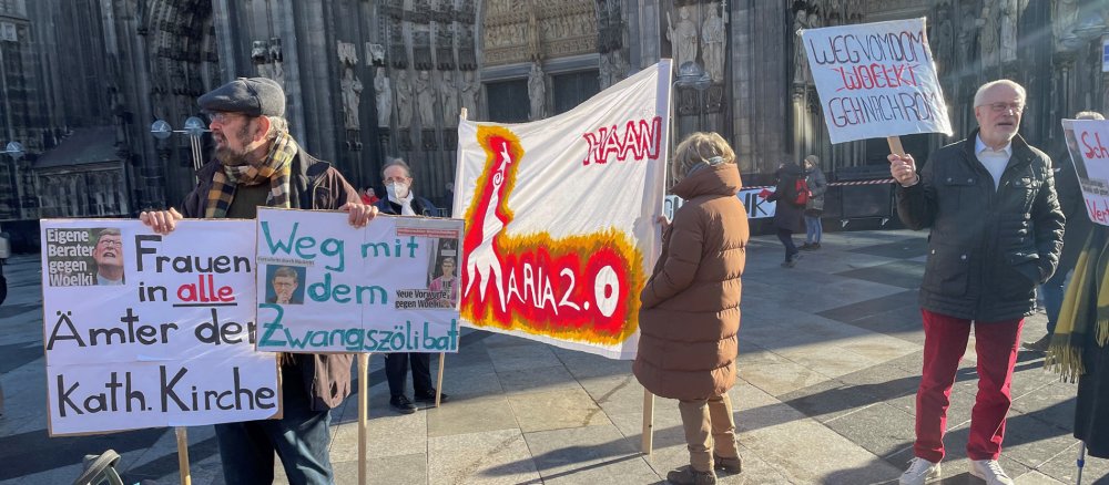 Unterstützer der Reforminitiative "Maria 2.0" protestieren auf der Domplatte