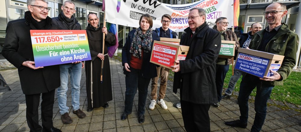 Übergabe einer Petition an die DBK