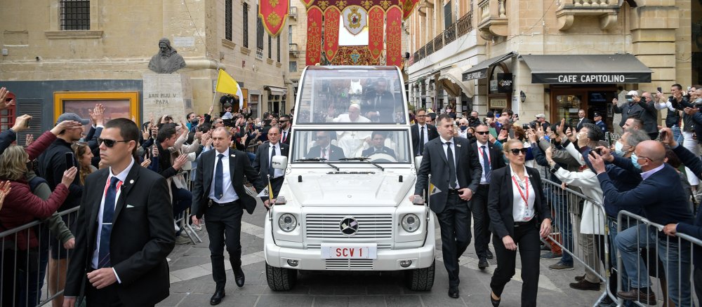 Menschen begrüßen Papst Franziskus im Papamobil am 2. April 2022 auf einer Straße in Valletta