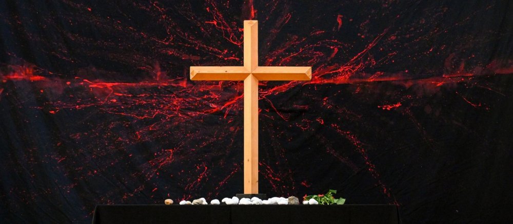 Ein Kreuz steht auf dem schwarzen Altar bei einer Karfreitagsliturgie