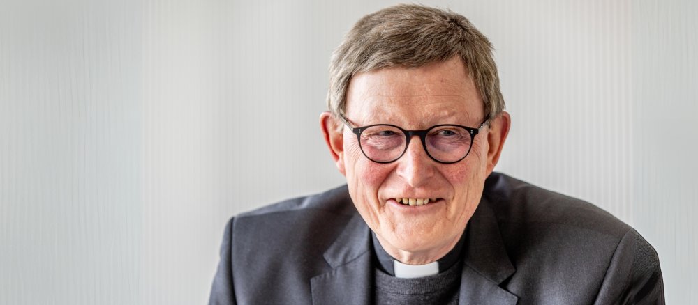 Kardinal Woelki lacht