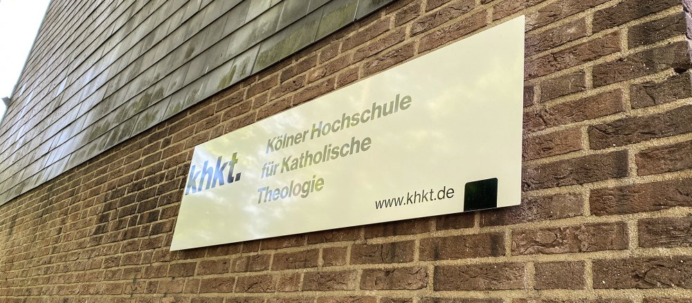Schild der Kölner Hochschule für Katholische Theologie