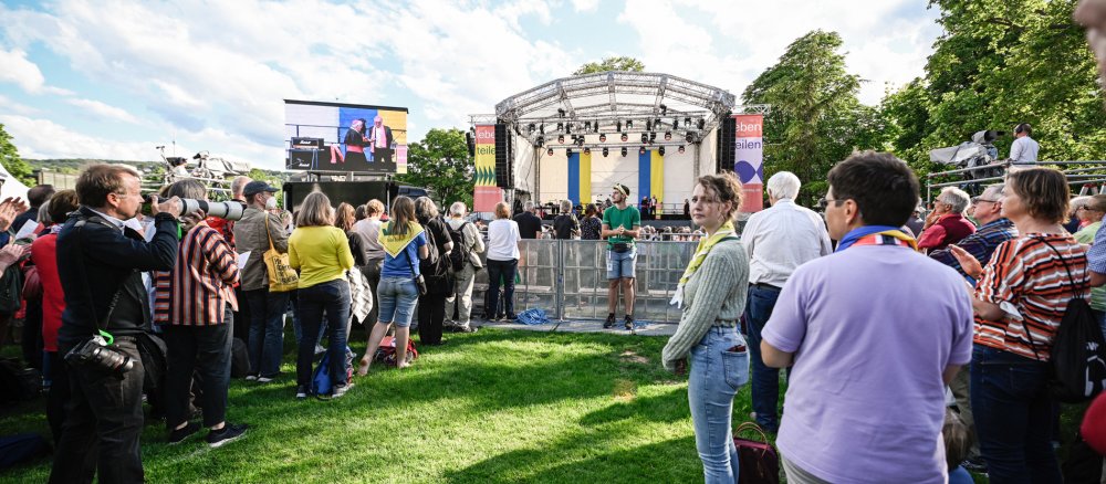 Teilnehmer schauen Richtung Podium, während des 102. Deutschen Katholikentags in Stuttgart.