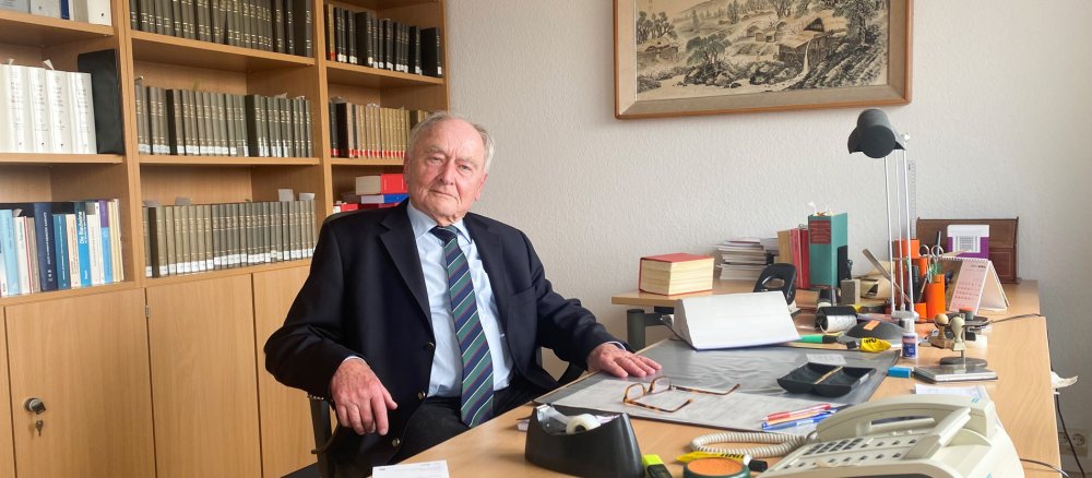 Der Jurist Josef Isensee in seinem Büro in Bonn.