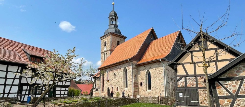 Garten der "Biotop"-Kirche von Walldorf an der Werra mit Bauerngarten und Liegebank