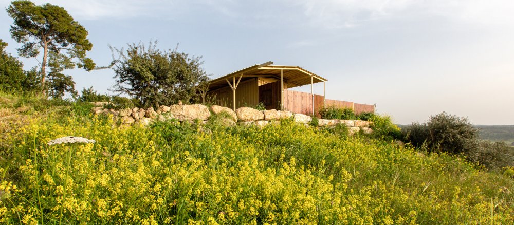 Gelände eines Klosters am Wallfahrtsort Deir Rafat in Israel