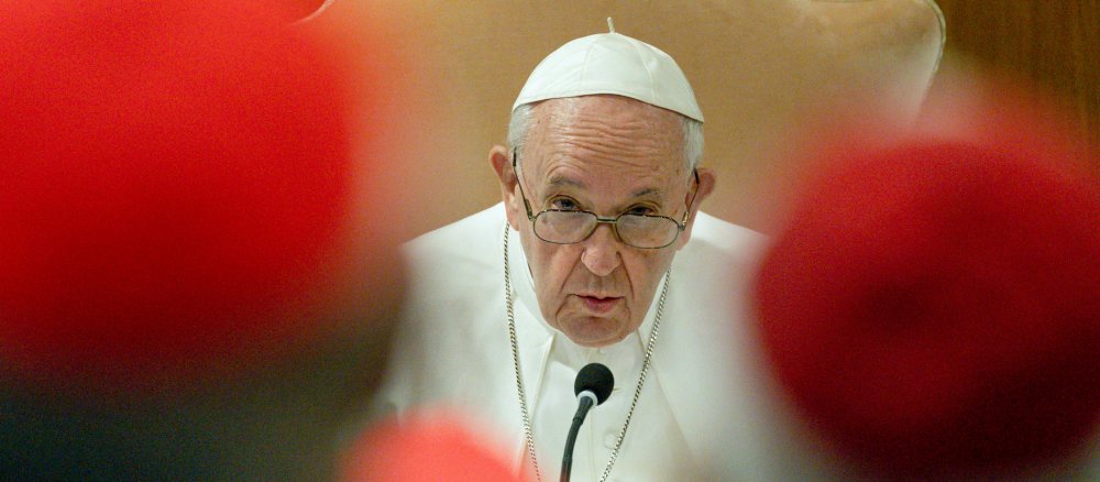 Papst Franziskus schaut die Kardinäle an