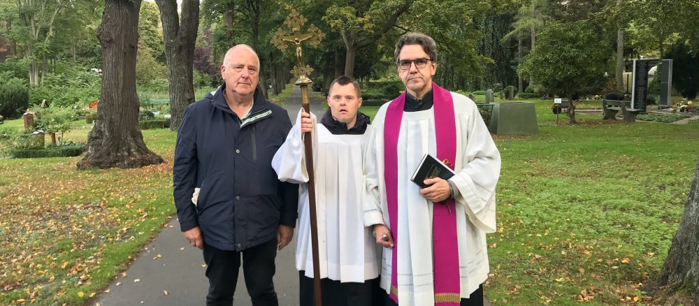 Georg Mesus (l.) und sein Sohn Johannes, als Ministrant, stehen neben Priester Thomas Treutler