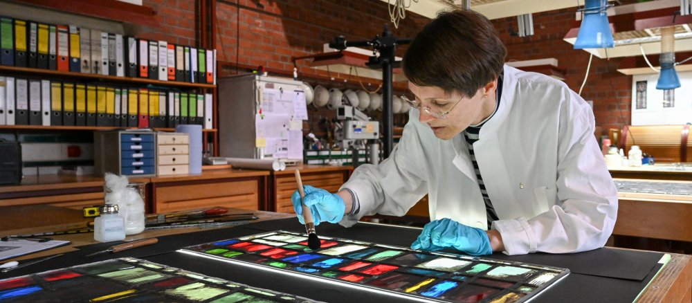 Katrin Wittstadt arbeitet an Buntglasscheiben aus der Kathedrale Notre-Dame