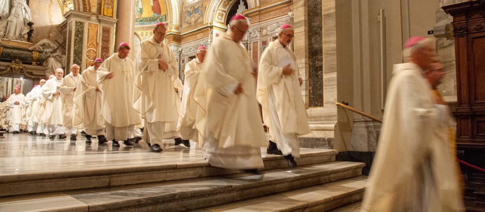 Bischöfe ziehen zum Abschlussgottesdienst des Ad-limina-Besuchs in die Lateranbasilika in Rom ein