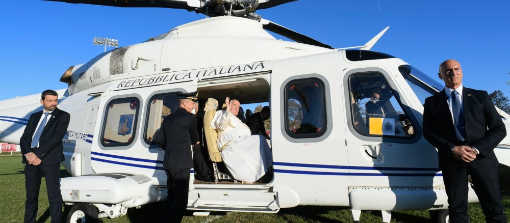 Papst Franziskus winkt beim Abflug am 20. November 2022 in Asti (Italien) aus dem Hubschrauber