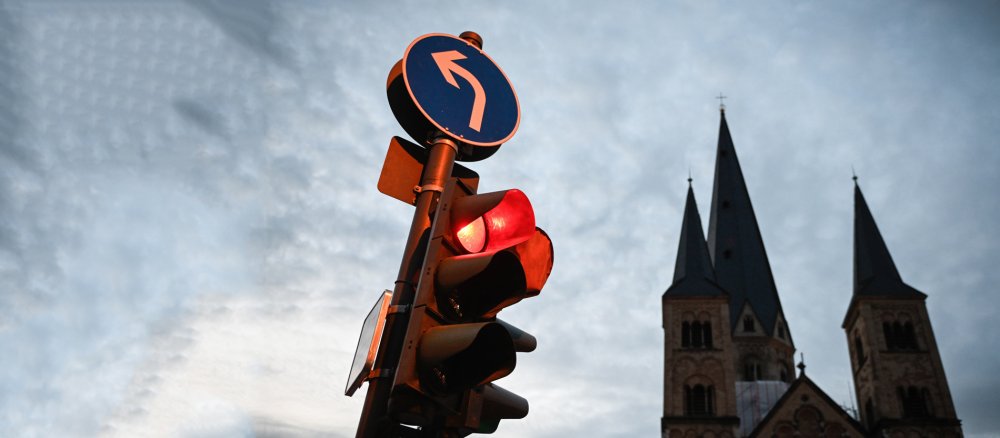 Eine Ampel vor einer Kirche zeigt rot.