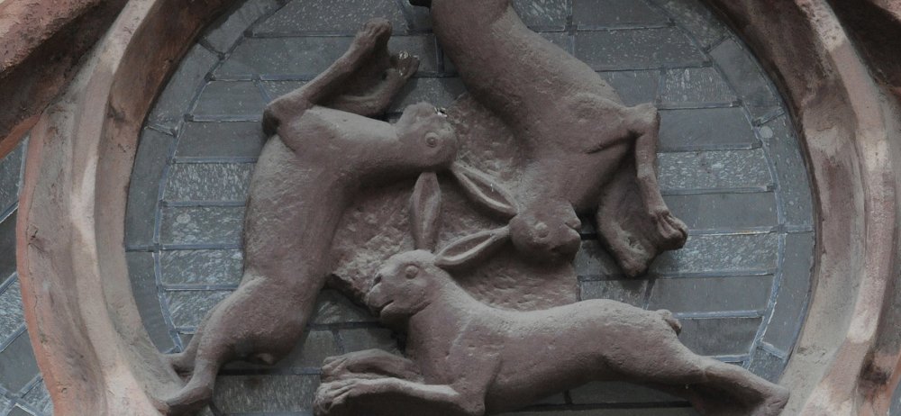 Das Drei-Hasen-Fenster des Paderborner Doms.