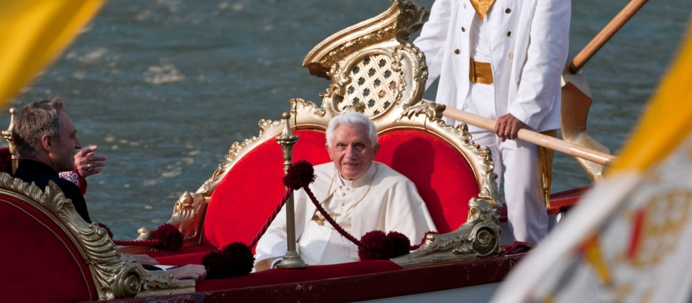 Papst Benedikt XVI. in einer Gondel auf dem Kanal Grande in Venedig am 8. Mai 2011 in Venedig.