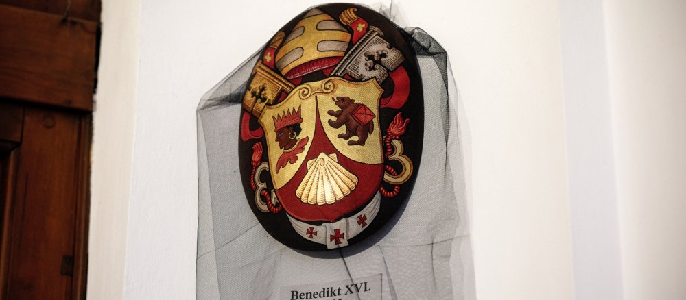 Ein in schwarze Gaze gehülltes Wappen von Benedikt XVI.