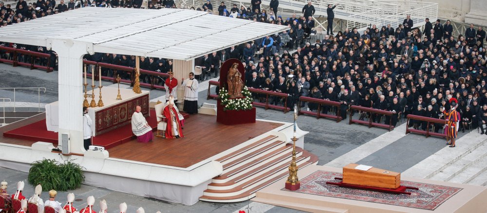 Papst Franziskus vor dem Sarg von Papst Benedikt XVI.