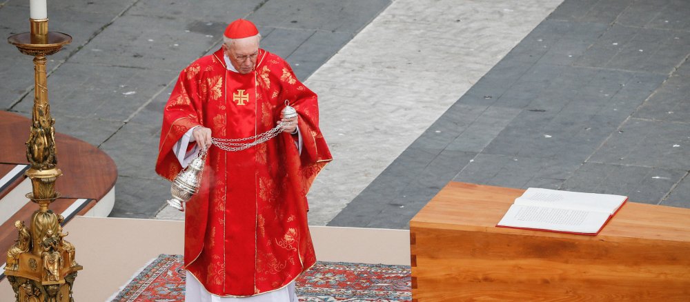 Kardinal Giovanni Battista Re schwenkt das Weihrauchfass am Sarg von Papst Benedikt XVI.