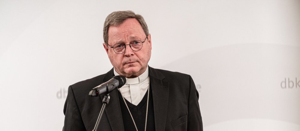 Bischof Georg Bätzing bei einer Pressekonferenz