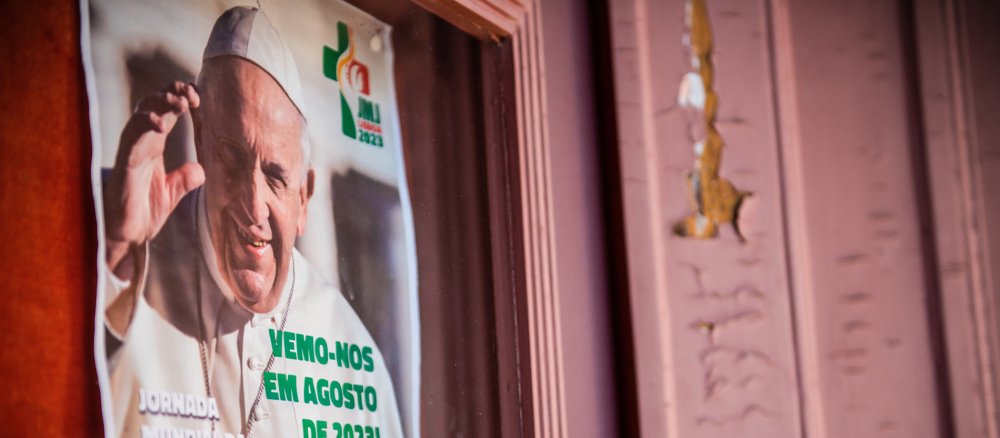 Plakat mit Papst Franziskus zum Weltjugendtag in Lissabon