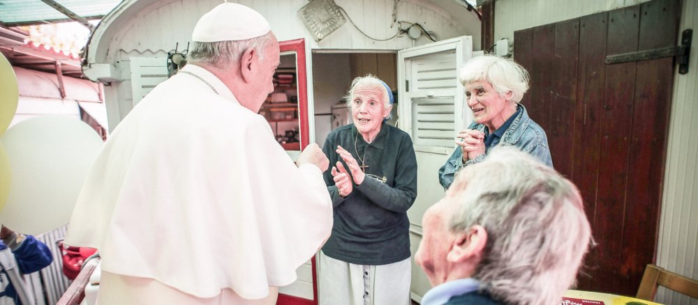 Zwei Ordensfrauen begrüßen Papst Franziskus in ihrem Wohnwagen