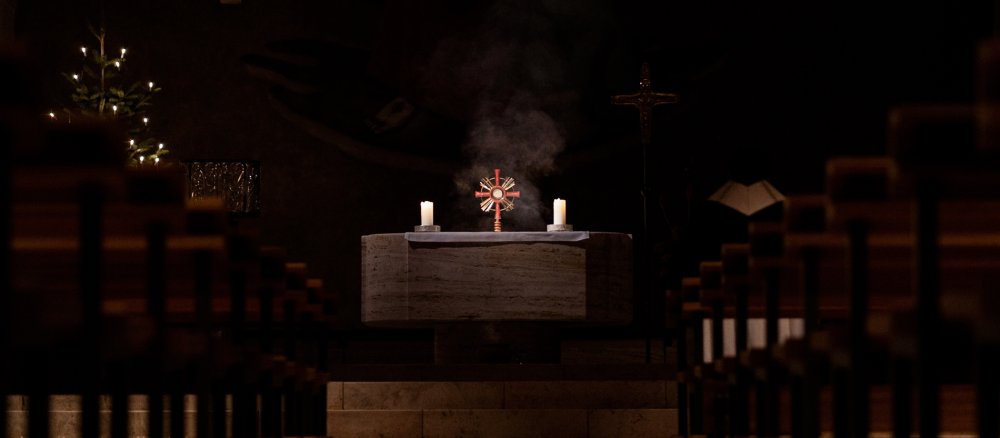 Ein Monstranz auf einem Altar