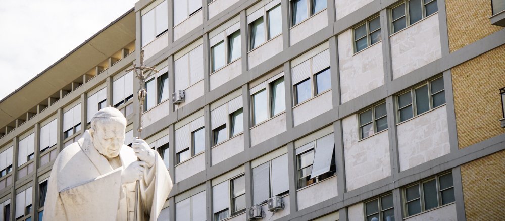 Eine Statue von Papst Johannes Paul II. vor der Gemelli-Klinik