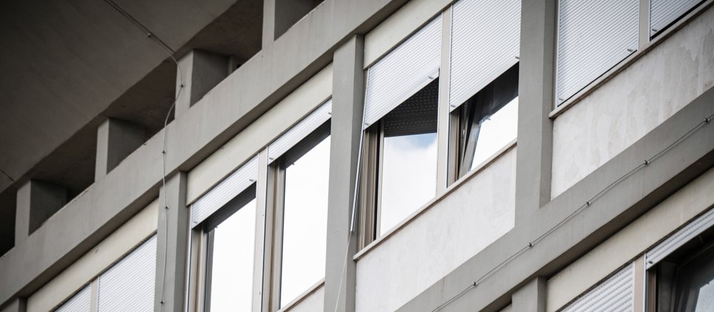 Fenster der päpstlichen Wohnung im 10. Stockwerk der Gemelli-Klinik in Rom