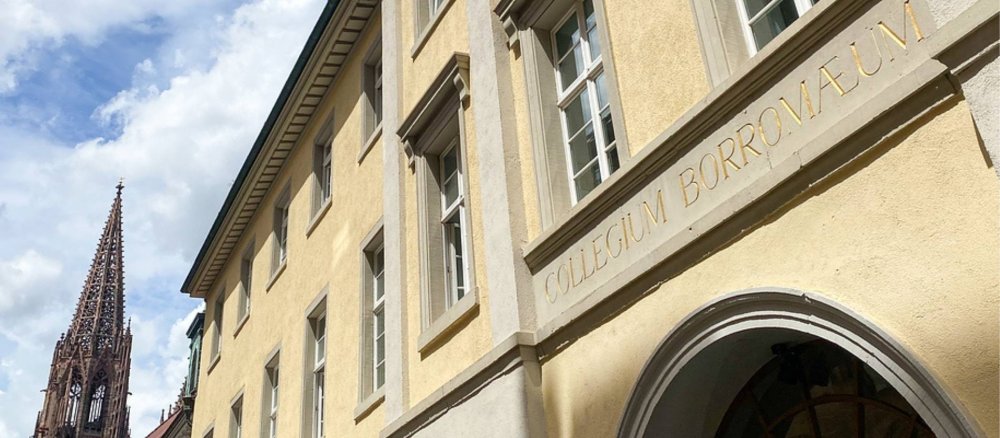 Collegium Borromaeum steht über dem Eingang des Freiburger Priesterseminars.