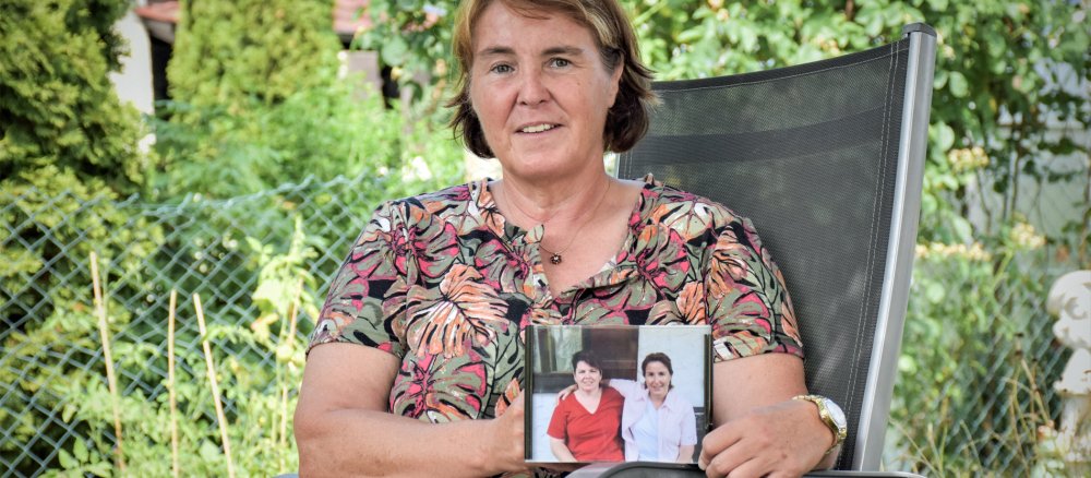Sylvia Wiedemann mit einem Bild ihrer verstorbenen Freundin