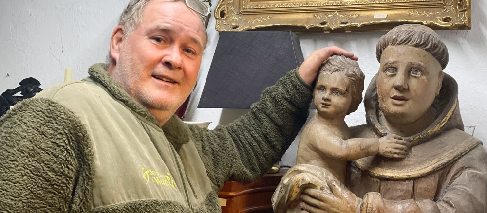 Walter "Waldi" Lehnertz mit einer antiken Antonius-Heiligenfigur in seinem Ladenlokal "Eifel-Antik" in Kall-Krekel