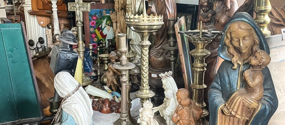 Figuren von Heiligen, Marienstatuen, und andere religiöse Gegenstände im Ladenlokal "Eifel-Antik" von Walter "Waldi" Lehnertz