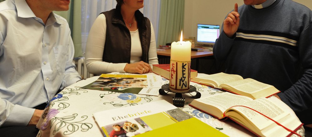 Zur Vorbereitung auf das Sakrament der Ehe finden in der katholischen Kirche Gespräche von Mann und Frau mit dem Priester statt.