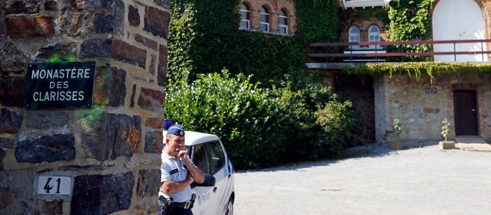 Auffahrt zum Klarissenkloster in Malonne, bewacht von der Polizei