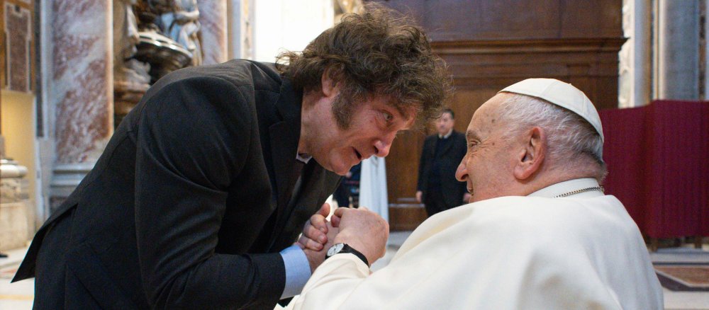 Javier Milei, Präsident von Argentinien, spricht mit Papst Franziskus bei einem Treffen im Vatikan.