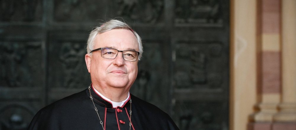 Bischof Karl-Heinz Wiesemann vor dem Speyerer Dom