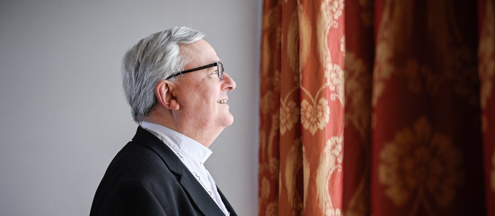 Bischof Karl-Heinz Wiesemann blickt aus einem Fenster