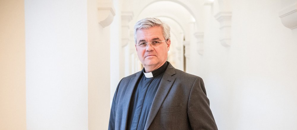 Der Paderborner Erzbischof Udo Markus Bentz steht im Liborianum