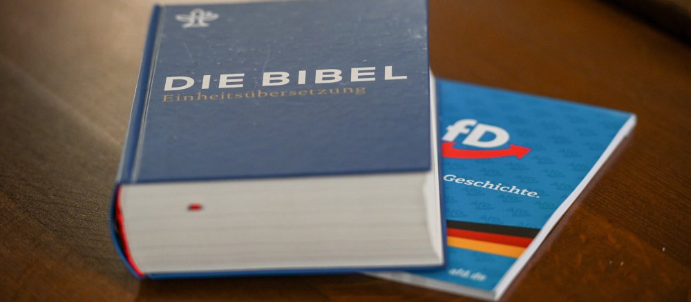 Eine Bibel liegt auf einem Notizblock der Partei "Alternative für Deutschland" (AfD) in einer Kirche.