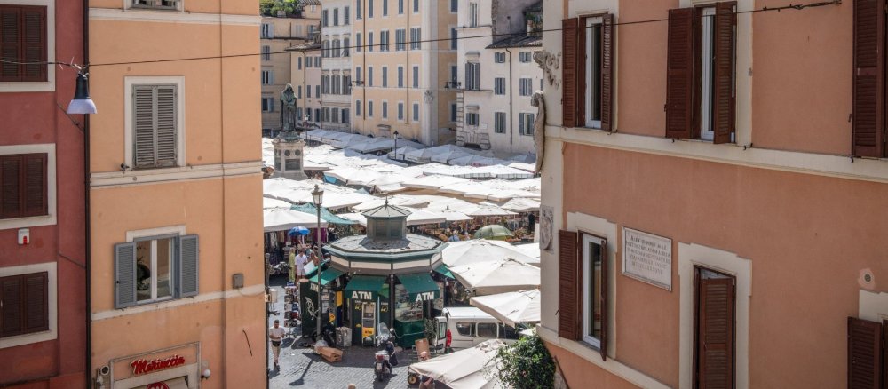Blick auf den Markt Campo de Fiori mit der Statue von Giordano Bruno