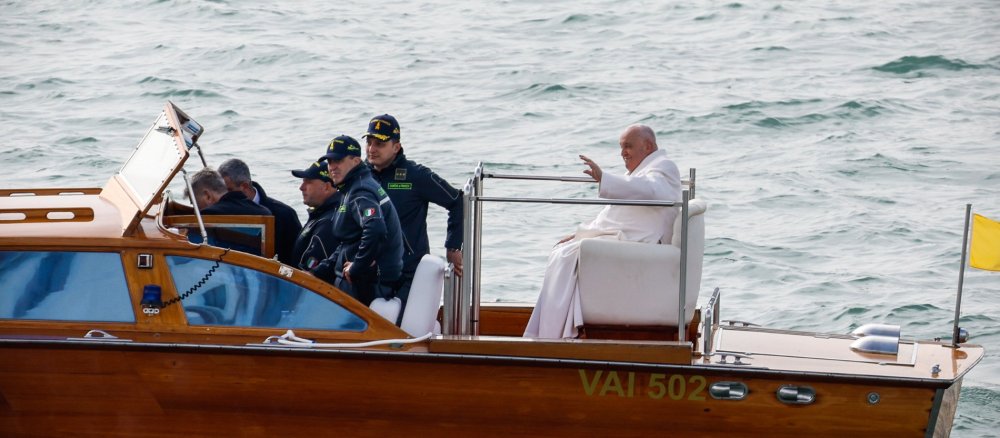 Papst Franziskus fährt mit dem Boot in Venedig