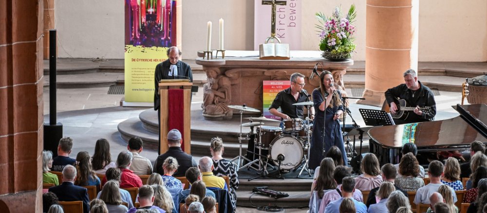 Sängerin Tine Wiechmann interpretiert Songs der Musikerin Taylor Swift bei einem Gottesdienst in der Heiliggeistkirche in Heidelberg.