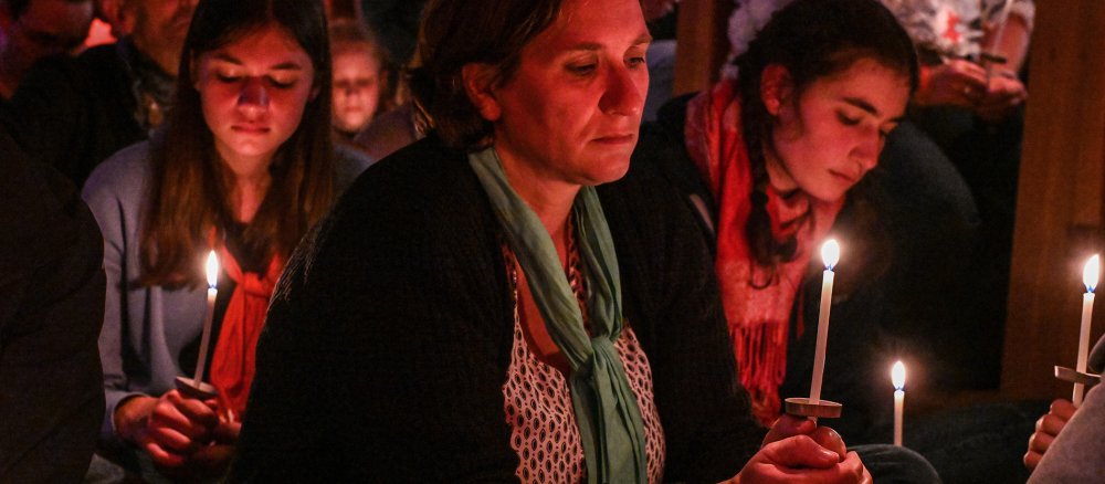 Singende und betende junge Menschen mit Kerzen im Erfurter Dom