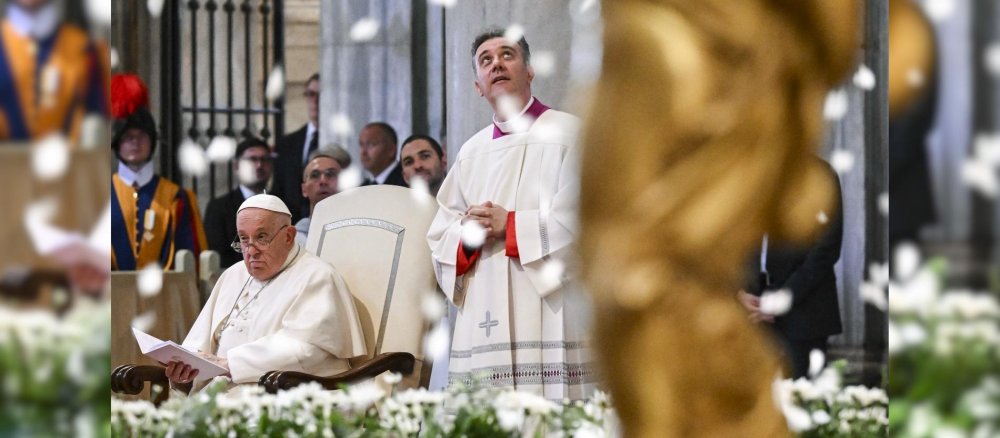 Weiße Blütenblätter rieseln zu Boden beim Gottesdienst mit Papst Franziskus in Santa Maria Maggiore