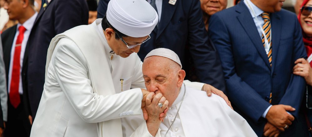 Papst Franziskus küsst die Hand von Nasaruddin Umar, Großimam der Istiqlal-Moschee in Jakarta