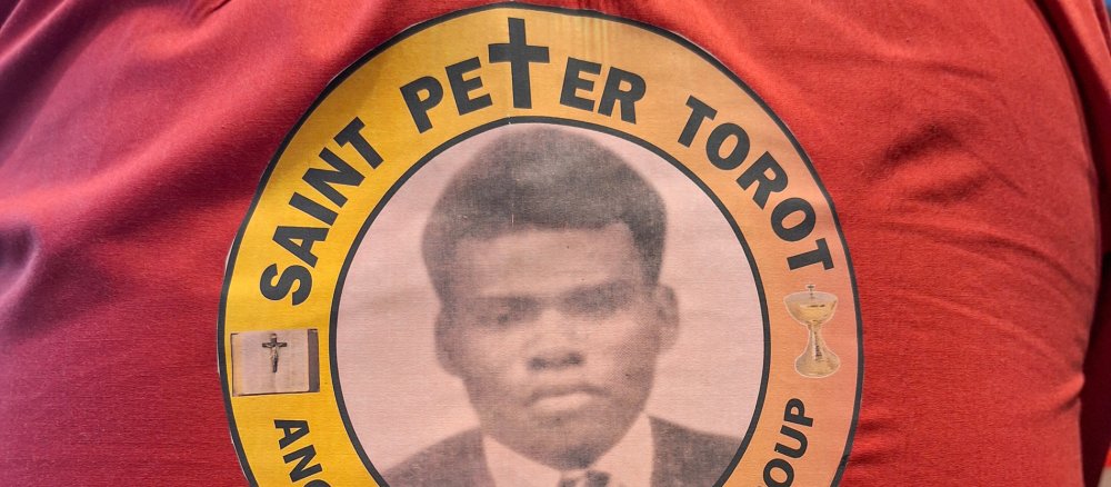 Ein Kleidungsstück mit dem Abbild des seligen Peter To Rot