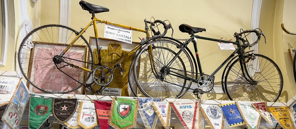 Zahlreiche historische Fahrräder, Wimpel und Trikots finden sich in der Wallfahrtskapelle "Madonna di Ghisallo"